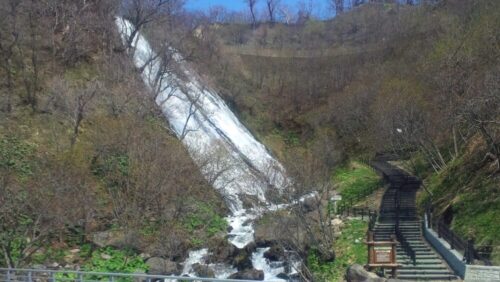 春のオシンコシンの滝