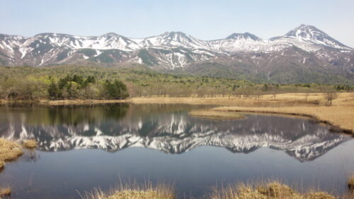 知床五湖と残雪の知床連山