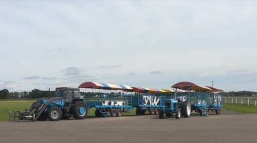 渡辺体験牧場のトラクターバス