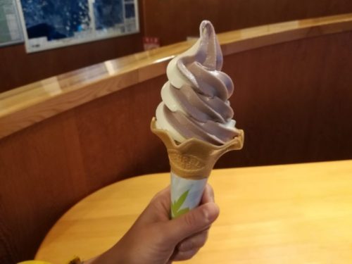 細岡ビジターズラウンジの山ぶどうソフトクリーム