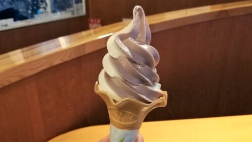 細岡ビジターラウンジの山ぶどうソフトクリーム